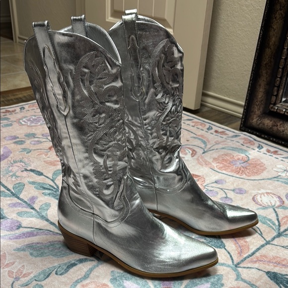Silver and Black Embellished Women's Cowboy Boots - Picture 4 of 14